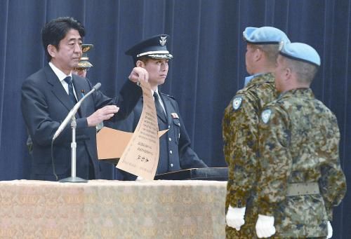 20日，日本首相安倍晉三向回國(guó)的戈蘭高地維和自衛(wèi)隊(duì)遞交政府獎(jiǎng)狀。安倍在儀式上稱，近年“日本周邊的安全保障環(huán)境更加嚴(yán)峻”，為此將修改《防衛(wèi)計(jì)劃大綱》，進(jìn)一步加強(qiáng)日美同盟。