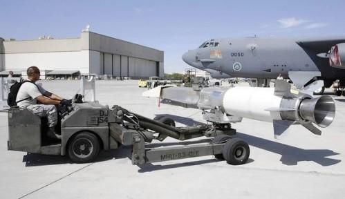 資料圖：美軍嘗試將“X-51 Wave Rider”飛行器掛在一架“B-52”轟炸機(jī)下，發(fā)射升空。