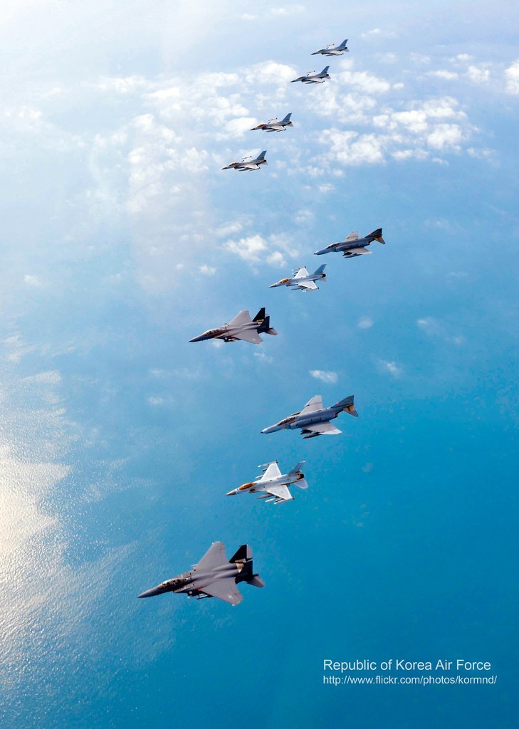 圖為韓空軍KF-16戰(zhàn)機(jī)、F-4戰(zhàn)機(jī)、F-15K兩代三型戰(zhàn)機(jī)編隊(duì)升空練作戰(zhàn)。