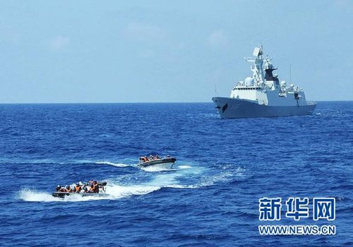 3月28日，十余名臨檢拿捕隊員從玉林艦出發(fā)，乘小艇駛向模擬可疑商船的艦只。