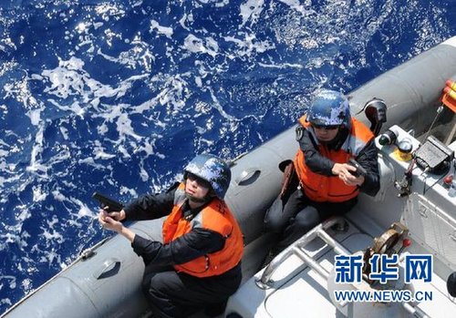 　3月28日，十余名臨檢拿捕隊員乘小艇駛至模擬可疑商船下方水面。
