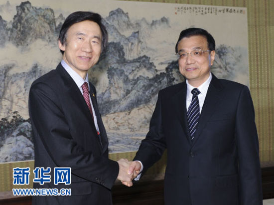 　 4月24日，中國國務(wù)院總理李克強(qiáng)在北京中南海紫光閣會(huì)見來訪的韓國外交部長官尹炳世。新華社記者謝環(huán)馳攝