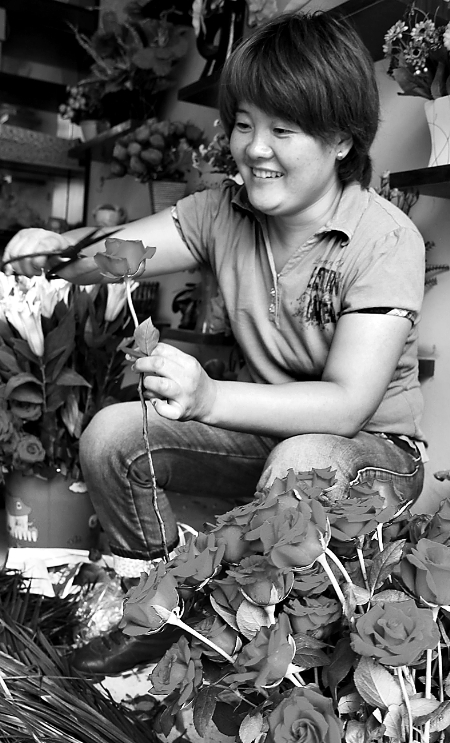 8月21日，內(nèi)黃縣一家鮮花店的工作人員正在包裝鮮花。