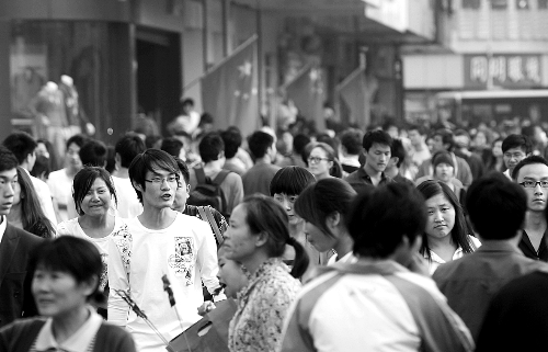 8天長假中，逛街購物的人數(shù)激增，鄭州市德化步行街上“人潮洶涌” 河南商報記者 王春勝/攝