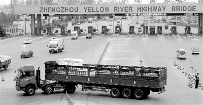 一輛6軸大貨車被路政人員勸阻后，掉頭返回