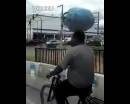 開掛民族騎車頭頂煤氣罐，原地?？?腳不離車 飄逸