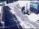 逗比劫匪騎車(chē)搶劫女子，反被女子奪車(chē)逃走