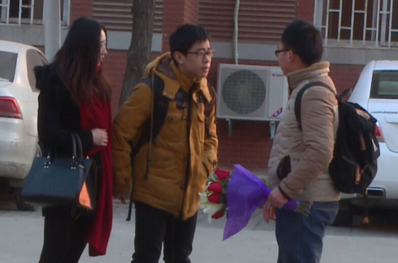 美女請(qǐng)你假裝其男友拒絕追求者，你會(huì)怎么辦？