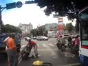 好恐怖的車禍！騎車先到人才到
