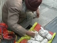 老太寒天賣花生網(wǎng)友來(lái)幫襯