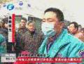 轎車(chē)肇事逃逸 群眾合力圍堵