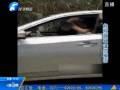 懸！山路上情侶邊開車邊親熱