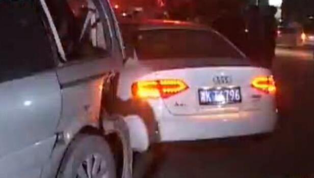12車(chē)停路邊瞬間全報(bào)廢 咋回事？