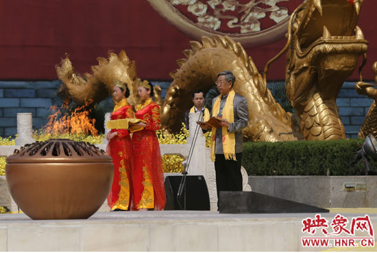 中華炎黃文化研究會會長許嘉璐宣讀拜祖大典拜祭文。映象網(wǎng)記者 邵恰 攝