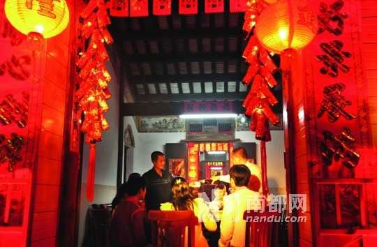 　　?？谌税殉Φ哪暌癸埛Q(chēng)為“吃圍爐”。