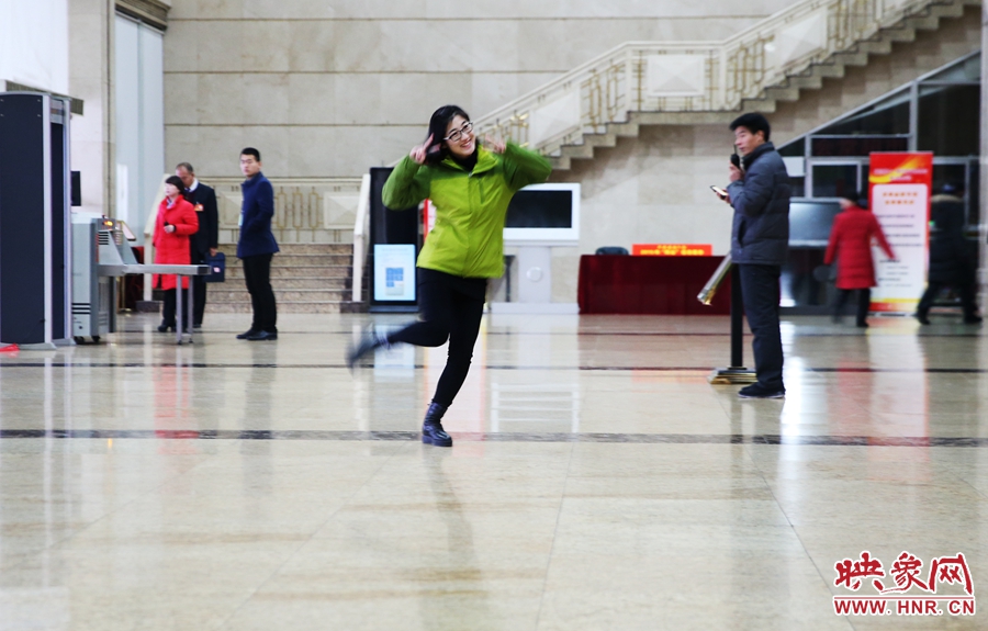 南樂天完成一個采訪后，興奮的跳了起來。