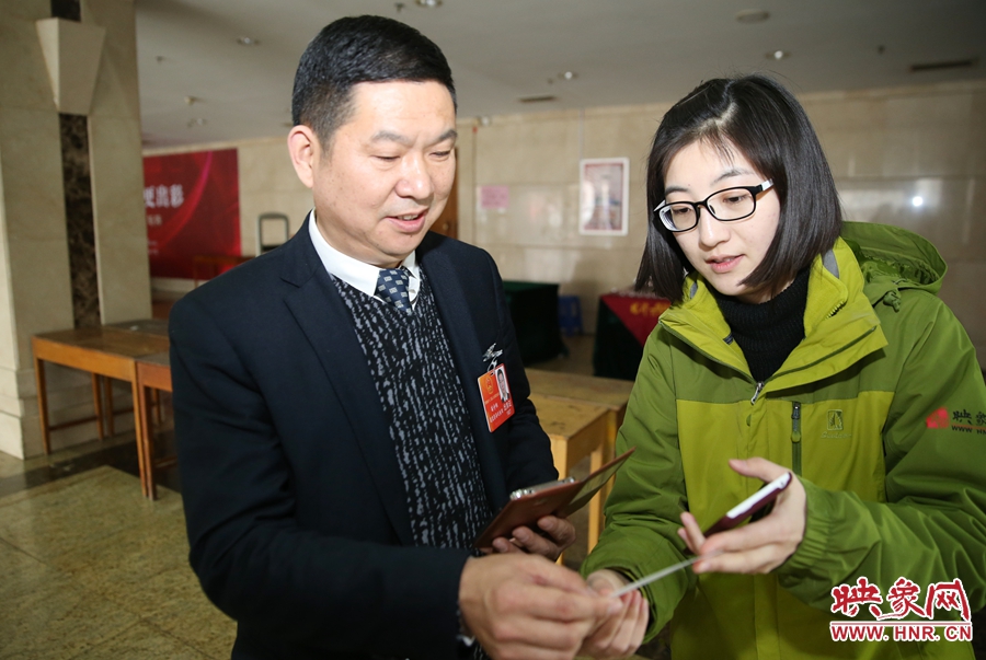 幫代表使用大象融媒映象網(wǎng)微信打印機(jī)現(xiàn)場打印照片。