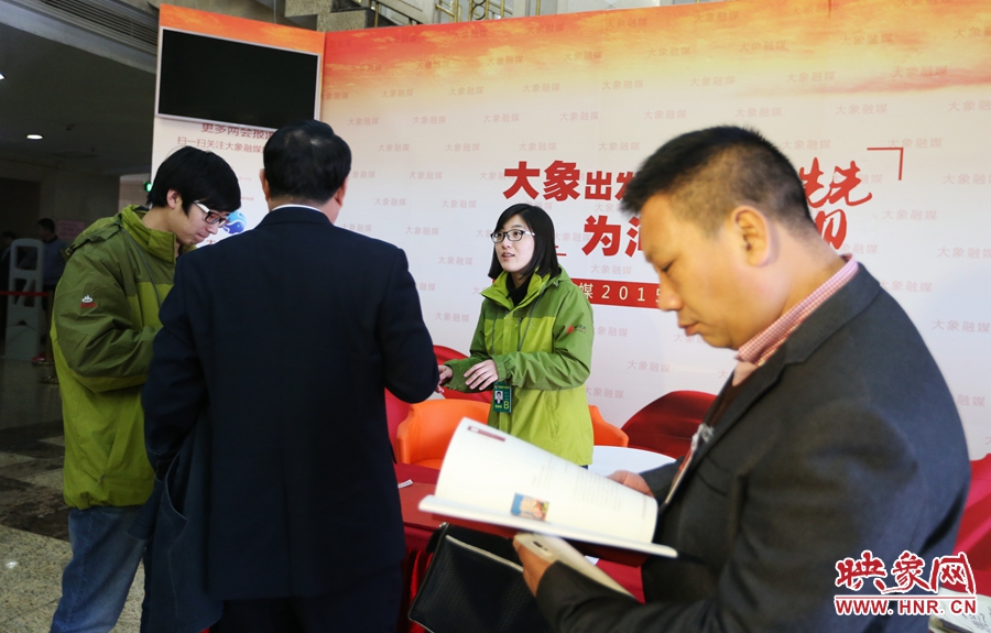 向代表、委員講解大象融媒旗下出品的新聞產(chǎn)品。