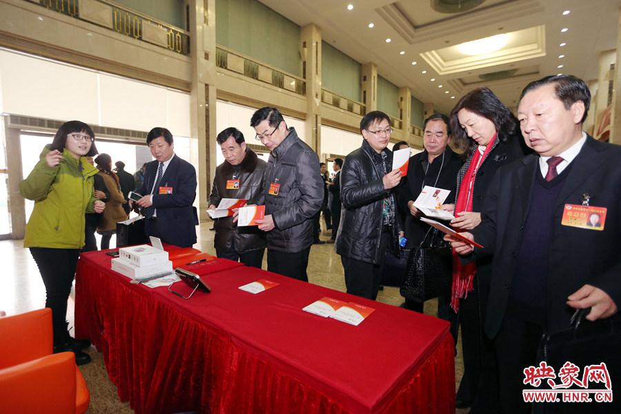 向代表、委員講解大象融媒旗下出品的新聞產(chǎn)品。