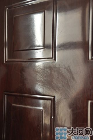 　雖然王先生用砂紙打磨過(guò)，但是“奠字”仍依稀可見(jiàn)