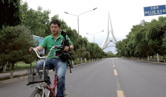 張國超借來自行車“奔赴”報(bào)道現(xiàn)場