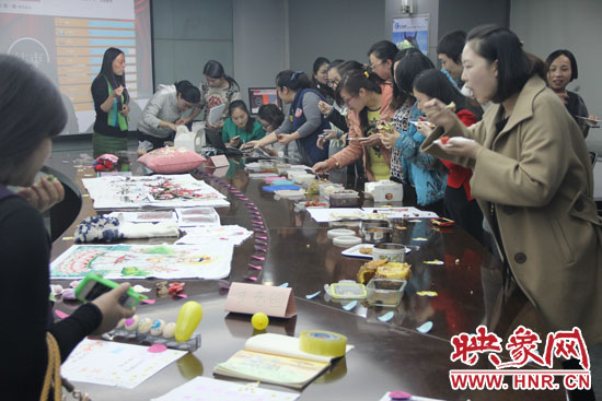 比賽現(xiàn)場(chǎng)熱鬧非凡，各位女神競(jìng)相展示自己的作品