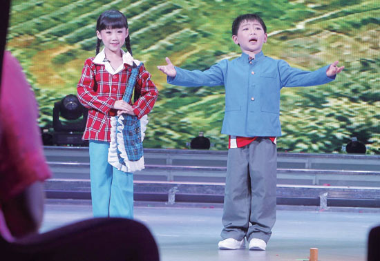 孩子們的表演有模有樣，讓人忍俊不禁