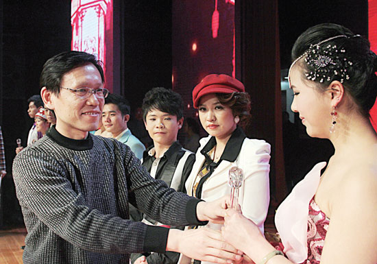 2013年2月1日，《對9當(dāng)歌》總決賽在鄭州開唱。圖為東方今報副社長胡楊為選手頒獎