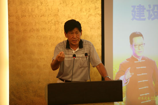 原河南省農(nóng)業(yè)廳副廳長、現(xiàn)任河南省土壤肥料協(xié)會(huì)秘書長肖興貴發(fā)表講話
