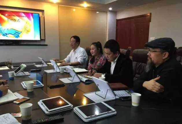 從右至左依次為趙財神，雅購供銷CEO許濤，農團聯(lián)盟創(chuàng)始人王婷。