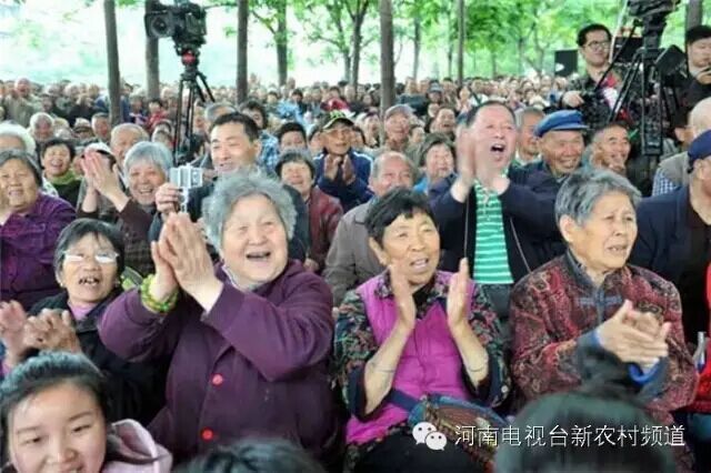 藝術(shù)家賣力演出，觀眾高聲叫好