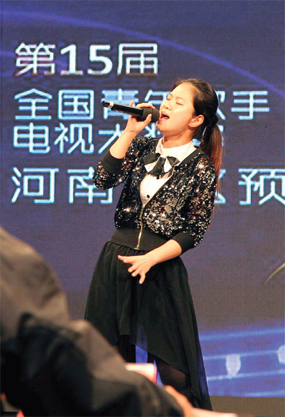 選手們演唱很賣力，要把最好的一面展現(xiàn)給評(píng)委