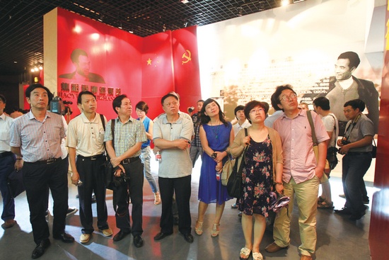 河南電視臺(tái)、河南人民廣播電臺(tái)、河南省詩(shī)歌學(xué)會(huì)的專家、詩(shī)人、記者等數(shù)十人赴蘭考焦裕祿紀(jì)念園采風(fēng)學(xué)習(xí)