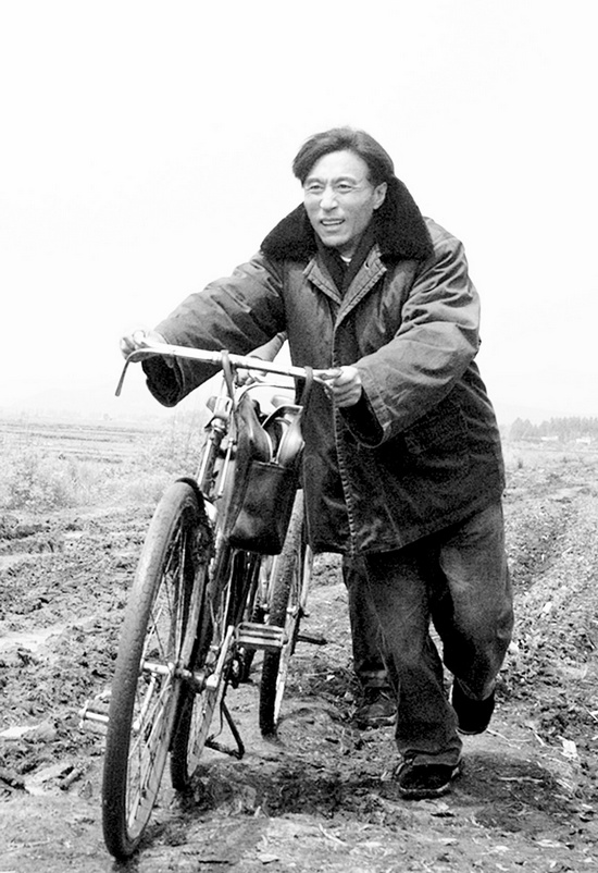 怕乘汽車(chē)跑太快聽(tīng)不見(jiàn)群眾說(shuō)話(huà)，焦裕祿下基層總是靠自行車(chē) 《焦裕祿》劇照