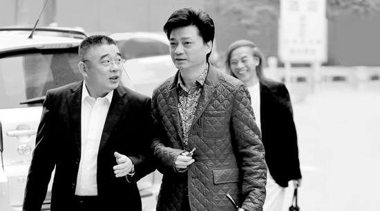 錢文忠（左）、小崔、蔡志忠（后）三位大咖步入錄制現(xiàn)場