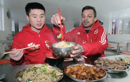 　約瑟夫一再表示食堂大師傅飯菜做得很好，他的筷子已經(jīng)用得很熟練了