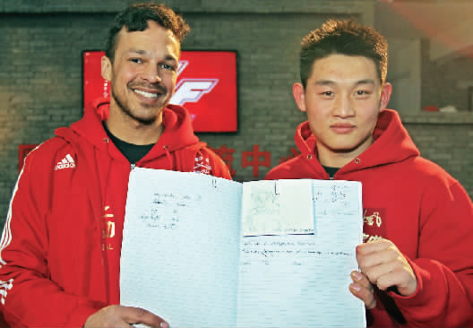 　　約瑟夫手繪了每個(gè)選手的肖像，認(rèn)認(rèn)真真地用字母拼寫出選手的中文名字附注?！翱矗@個(gè)是鄭召玉喲”