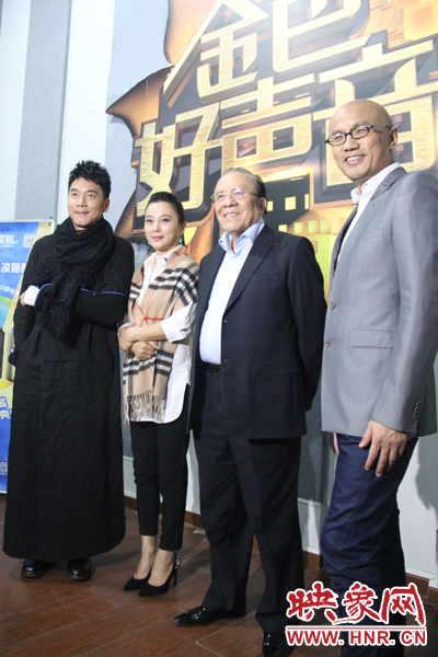林依輪、李玲玉、楊洪基三位評委導(dǎo)師以及主持人孫國慶接受媒體采訪
