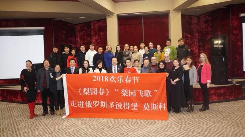 《梨園春》與俄羅斯文化學者開展座談會，共同交流中俄藝術(shù)文化的發(fā)展并互贈禮物