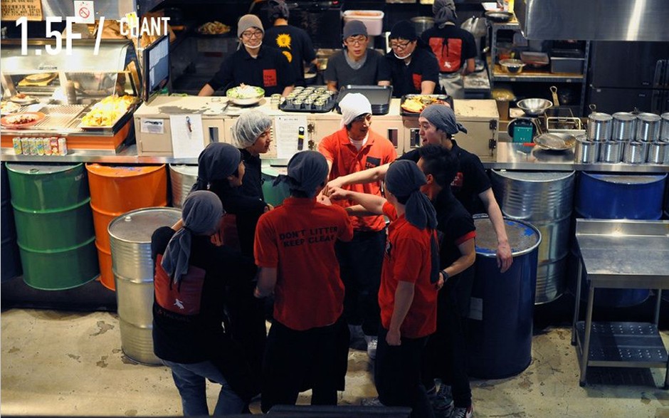 韓國(guó)工廠(chǎng)主題餐廳受熱捧 服務(wù)生吸引女性顧客