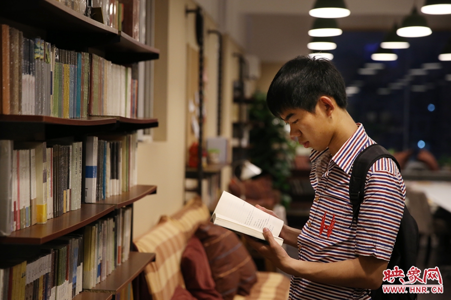 袁丙鵬，22歲，某大學(xué)大三學(xué)生：在適合的環(huán)境里看書(shū)，才能看出境界。