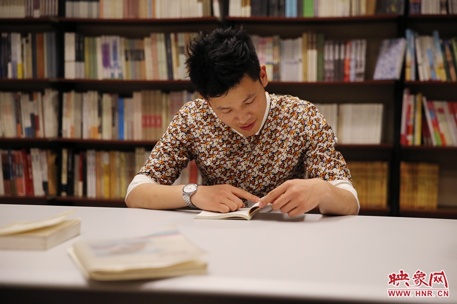 李恒，26歲，私營(yíng)業(yè)主：喜歡撫摸紙質(zhì)書(shū)的感覺(jué)。