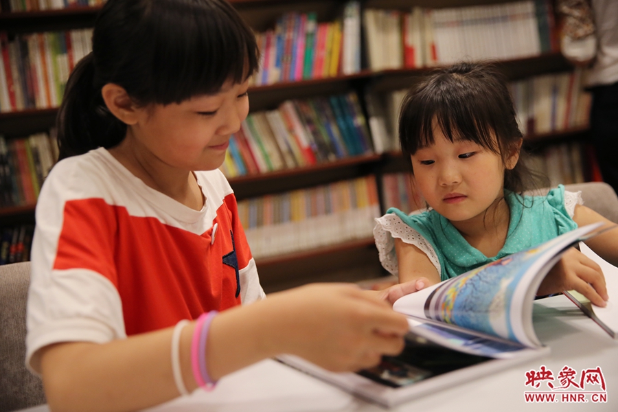 姐姐王藝茹，11歲，小學(xué)五年級(jí)學(xué)生；妹妹王有君，5歲：像喜歡看電視一樣喜歡看書(shū)。