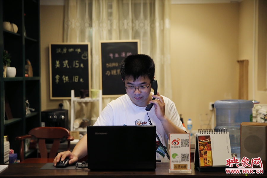 店長(zhǎng)小博，由于書(shū)店搬遷至此，經(jīng)常接詢(xún)問(wèn)地址的電話。