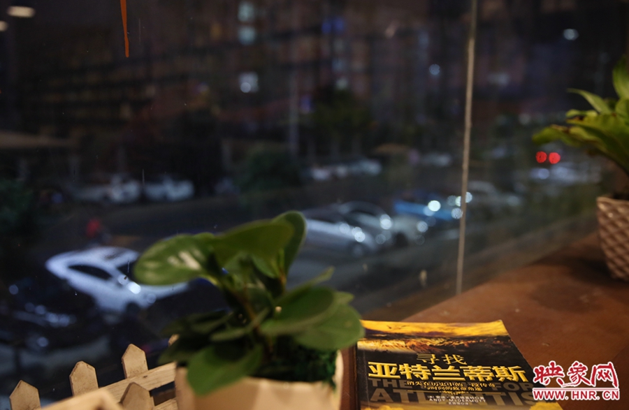 一扇窗，將喧鬧與寧?kù)o分割。