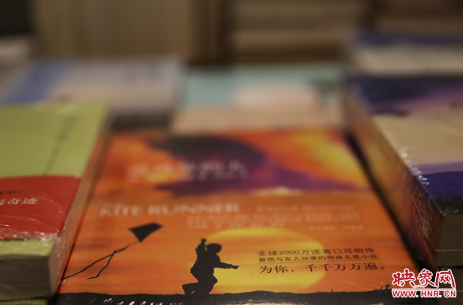 書(shū)店內(nèi)的書(shū)。