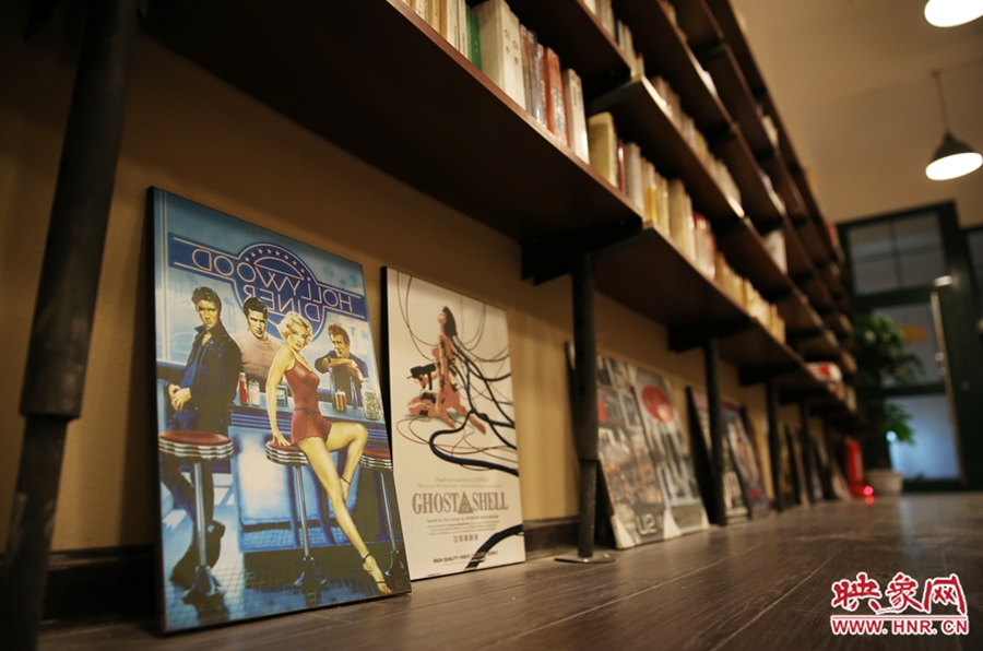 書(shū)店內(nèi)的書(shū)。