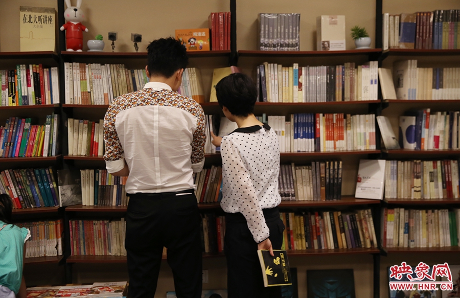 看書(shū)的人。