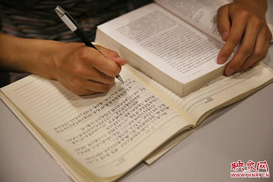看書(shū)的人。