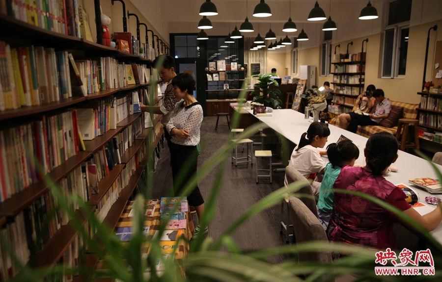 看書(shū)的人。